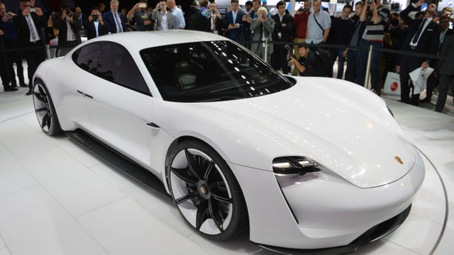 Porsche'un elektrikle çalışan konsept modeli Concept Mission E, tek şarjla 500 kilometre gidebiliyor.