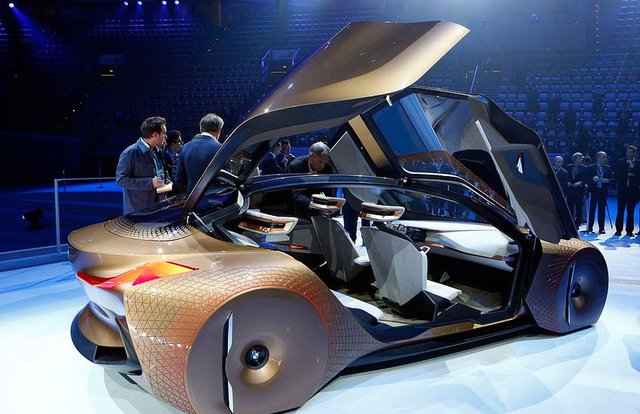 Araca tanım olarak sedan denilse de gövdenin şekli bir coupe'yi andırıyor.