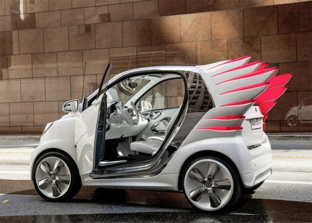 2)Smart ForjeremyTasarımcı Jeremy Scott hem kullanışlı hem şık olan bu araca kanatlar ekleyerek imzasını atmış. Aracın temel konsept amacı, özel modifikasyonların kolay adapte edilebildiği bir kişisel otomobil modeli yaratmak. Herkesin kafasındaki araç modelini kolayca tasarlayıp fabrika çıkışlı sipariş edebileceği bu teknoloji sayesinde gelecekte herkesin araç tasarımı değiştirilebilen telefon kapaklarından farksız olacak.