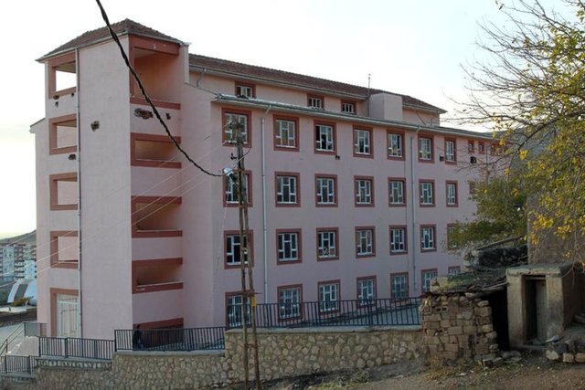 SOKAKLARDA HALA BARİKATLAR VAR