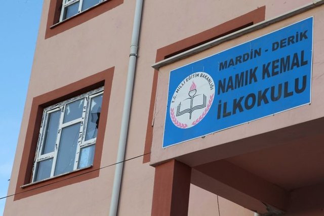 Sokağa çıkma yasağının kaldırılmasına rağmen endişenin devam ettiği ilçede bir çok kişi evlerinden çıkmazken ilçe merkezinden geçen ana cadde hariç sokaklar boş kaldı, esnaf işyerlerini açmadı.