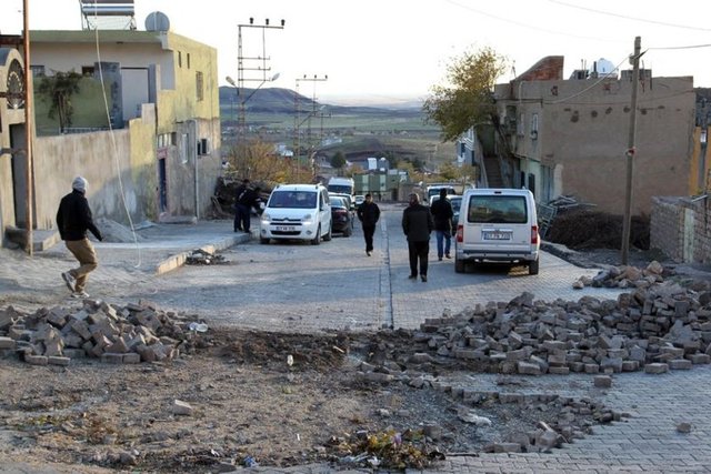 Derik'te akşam saatlerinde başlayan ve sabah saatlerine kadar devam kar yağışı ve soğuk da halkın evlerinde kalmasında etkili oldu.