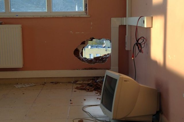 Kaymakamlıktan yapılan açıklamada, "Derik İlçemizde meydana gelen terör olayları nedeniyle vatandaşlarımızın can ve mal güvenliğinin sağlanması, bozulan huzur ve asayiş ortamının yeniden tesis edilebilmesi için 5442 Sayılı İl İdaresi Kanununun ilgili maddeleri gereğince İlçemiz merkezi genelinde 27 Kasım 2015 cuma günü saat 14.00'den ikinci bir duyuruya kadar sokağa çıkma yasağı ilan edilmişti. Bahse konu yasaklama kararı 03 Aralık 2015 Perşembe günü saat 13.00'dan itibaren kaldırılmıştır" denildi.