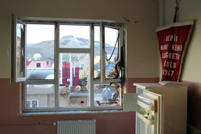 Yasağın kaldırılmasının ardından çatışmaların izleri ortaya çıkarken, Dağ ve Kale mahallelerinde, sokak aralarına kurulan barikatlar, kazılan hendeklerin bazılarının hala yerinde olduğu görüldü. Dağ Mahallesi'nde onlarca ev ve iş yerine roket ve kuşun isabet etmesiyle hasar gördü. 