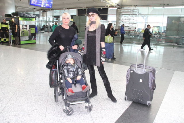 Kıbrıs'a giderken Atatürk Havalimanı'nda küçük oğluyla görüntülenen Piriler, "Lütfen bana bu konu hakkında soru sormayın. Şimdilik ağzıma kilit vurdum" dedi.