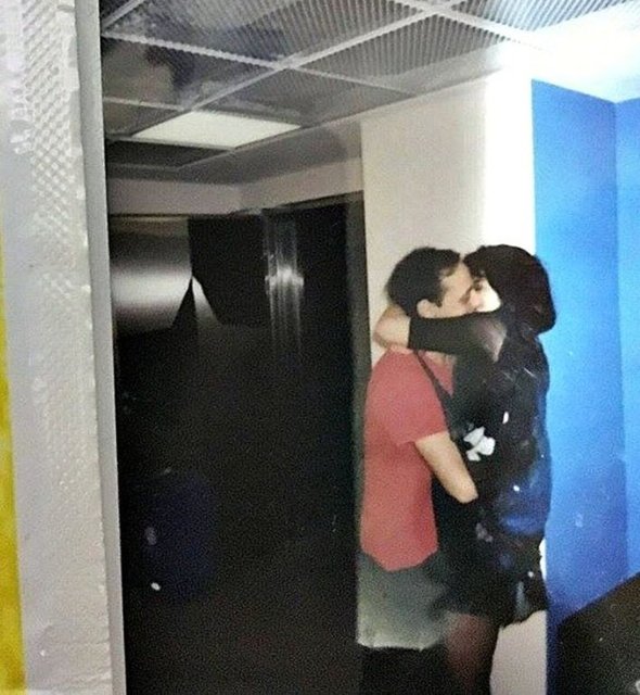 Eski manken Seçkin Piriler, Kıvılcım Ural ile dudak dudağa görüntülenen e​şi Kaan Tangöze'yi öpücüklere boğmuştu.