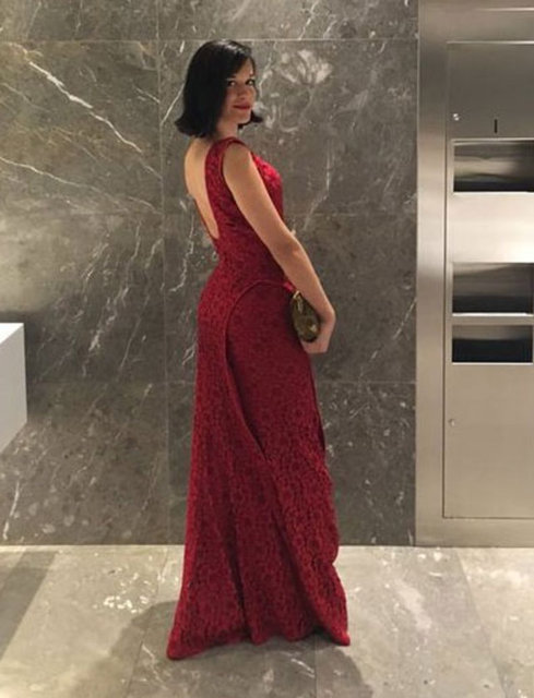 Filmde bir Şebnem Ferah şarkısı seslendiren Ural, fuaye alanında objektiflere takıldı.