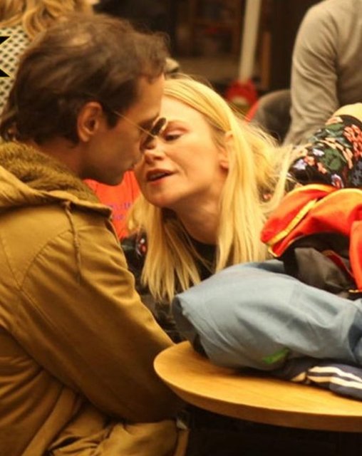 Piriler, oturdukları kafede sık sık eğilip Tangöze'yi öperken, ünlü şarkıcı muhabirlerin "ihanet" haberleriyle ilgili sorularını yanıtsız bırakmayı tercih etti...