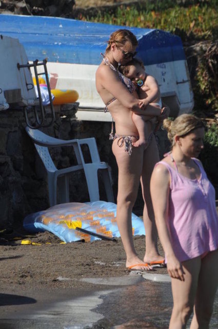 Yılbaşı tatiline annesi ve küçük oğlu Volkan ile çıkan eski model, büyük oğlu Hakan'ı babasına bıraktı.