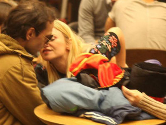 Kırmızı elbisesiyle dikkat çeken Ural, Tangöze'nin eşi Seçkin Piriler'in arkadaşı Meral Kaplan'ın "Kıvılcım reklam yapıyor" sözü için "Bu onların düşünce şekli olduğu için herkesi öyle sanıyorlar" diye tepki gösterdi.