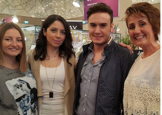 Oğlunun isminin bir hikayesi olmadığını söyleyen Ceceli isimlere bakarken Arın isminde durduklarını belirtti.