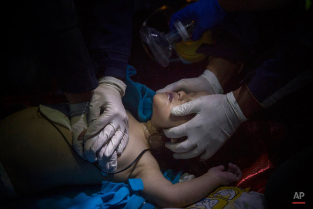 28 Ekim 2015 Midilli Adası YunanistanTürkiye'den Yunanistan'a kaçmaya çalışırken batan botun içinde bulunan küçük bebek canlandırılmaya çalışılıyor. 