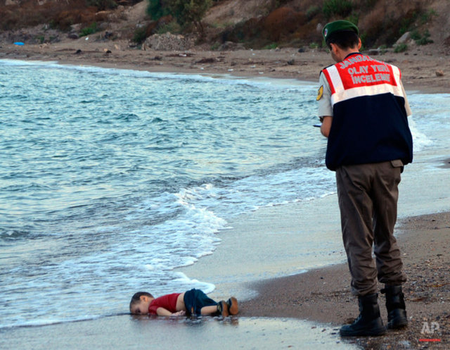 02 Eylül 2015 Bodrum Türkiye Kıyıya vuran 3 yaşındaki Aylan Kurdi'nin cansız bedeni. 
