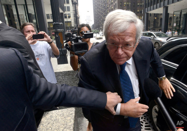 9 Haziran 2015 Meclis başkanı Dennis Hastert FBI tarafından sorgulanmaya götürülüyor. 