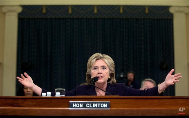 22 Ekim 2015 Washington Amerika Dışişleri başkanı Hillary Clinton seçim komitesi önünde konuşuyor. 