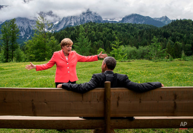 8 Haziran 2015 Almanya Angela Merkel ve Barack Obama, G7 zirvesinde konuşuyor. 