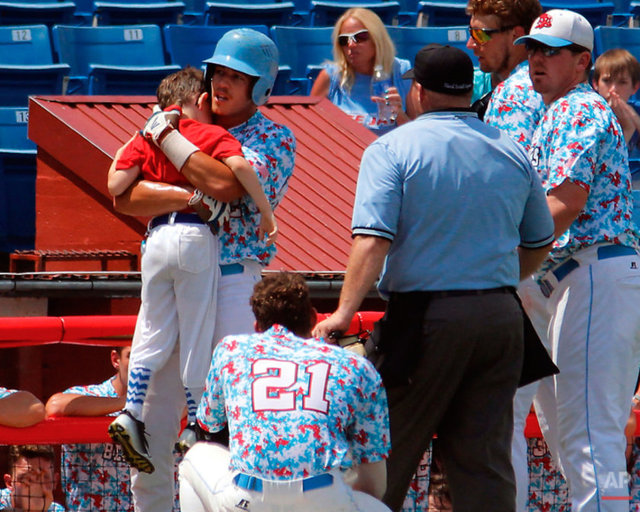 1 Ağustos 2015 Bir sporcu Beyzbol maçı sırasında kafasına top gelen 9 yaşındaki çocuğu kucağına alıyor. 