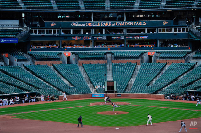 29 Nisan 2015 Beyzbol oyunu sırasında güvenlik tehlikesi nedeniyle halka kapanan saha. 