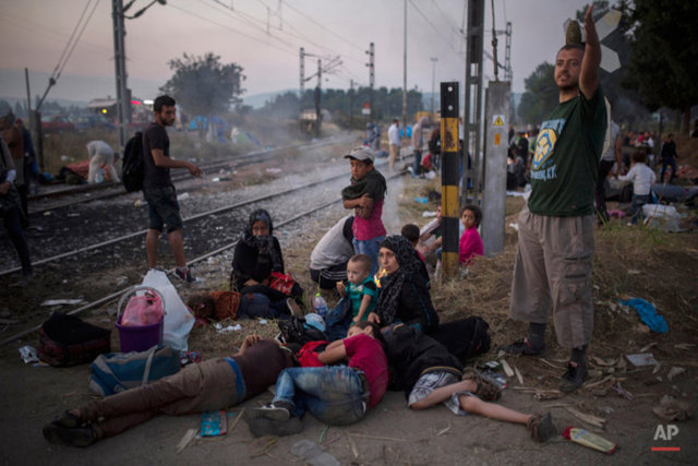 25 Ağustos 2015 Idomeni Tren İstasyonu Makedonya Yunanistan sınırını geçen mültecilerin Makedonya'da tren yolu boyunca ölüm yolculuğu. 