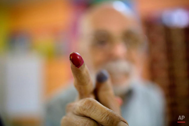 28 Ekim 2015 Kahire Mısır Giza parlamento seçimlerinin ikinci turunda oy kullanan Abdel Moneam Kandil'in parmağı. 