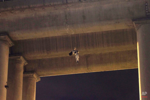 19 Ekim 2015 Meksika'da kimliği belirsiz bir adamın cesedi alt geçide asılı olarak bulundu. 