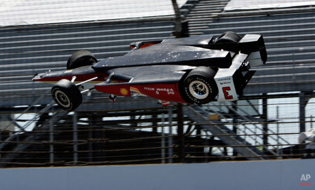 13 Mayıs 2015 Brezilya Indianapolis Motor Speedway'de yarışlar sırasında havaya uçan ralli arabası. 