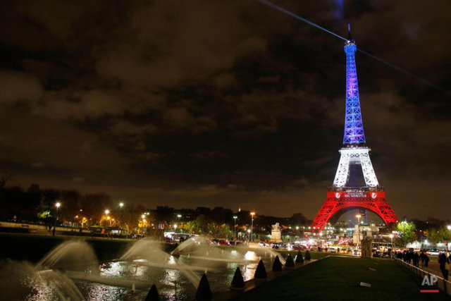 13 Kasım 2015 Paris Fransa DAEŞ'in üstlendiği Paris'teki saldırı sonrası Eyfel Kulesi Fransız bayrağı renkleriyle ışıklandırıldı. 