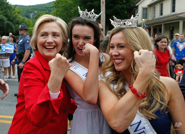 4 Temmuz 2015 Hillary Clinton, Temmuz geçit töreni sırasında poz verdi. 