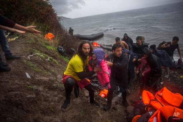 25 Ekim 2015 Yunanistan Türk kıyılarından Yunanistan'a geçmeyi başaran mültecilere yardım eden gönüllüler. 