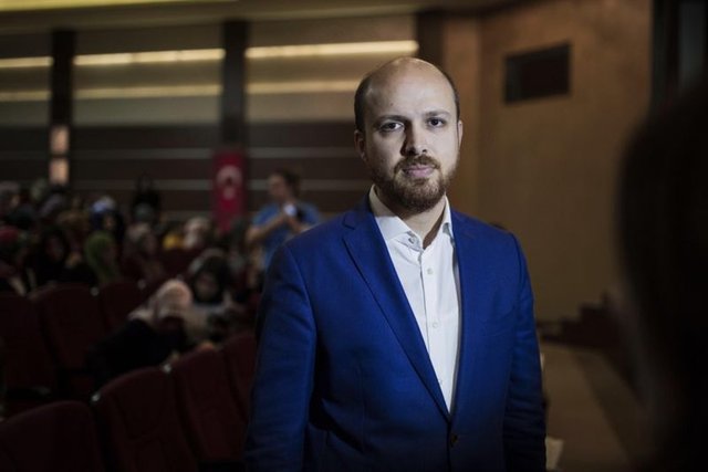 YALAN 1Rus basını, hem Türk hem de Rus kamuoyunun ilgisini çekeceği düşünülen "Cumhurbaşkanı Recep Tayyip Erdoğan'ın oğlu Bilal Erdoğan DAEŞ mensuplarıyla" başlığını kullandı. Rus resmi haber kanalı Rossiya 24 ve lifenews.ru'nun yaydığı habere, Bilal Erdoğan'ın iki sakallı kişiyle çektirdiği fotoğraf da eklendi.