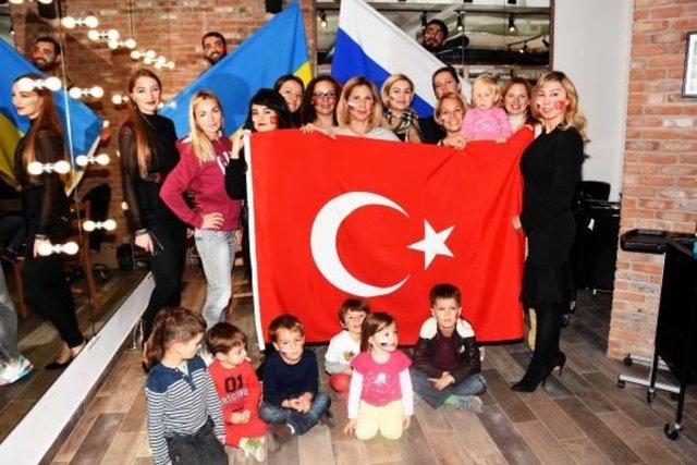 - RUS GELİN: POLİTİKADAN ÇOK UZAK DURUYORUZ -  -   - Yulia Öner, Rusya ve Ukrayna savaşırken, arkadaşı Ukraynalı Ludmila Belashko ile birlikte ortak yatırım yaparak Bodrum'da işletme açtıklarını hatırlattı.  -