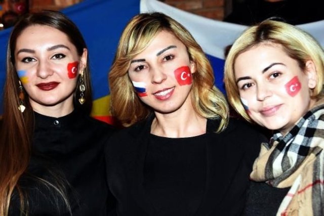 - Öner: Yüzlerce Rus, Ukraynalı ve Türk arkadaşlarımız buraya geliyor. Biz ülkelerin vatandaşları olarak kesinlikle savaşlardan gerginliklerden yana değiliz. Gördüğünüz gibi bir başka ülkede de olsa barış, dostluk ve kardeşlik içinde yaşayabiliyoruz. Politikadan çok uzak duruyoruz." 