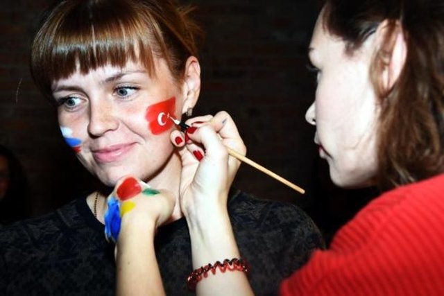 - Alla Uyan, şuanda en az 300 Rus'un eşiyle Bodrum'da yaşadığını, yarısının gayrimenkul alarak kente yatırım yaptığını söyledi. Kokteyl sonunda 3 ülkenin bayraklarıyla hatıra fotoğrafı çektirildi. (DHA) -  