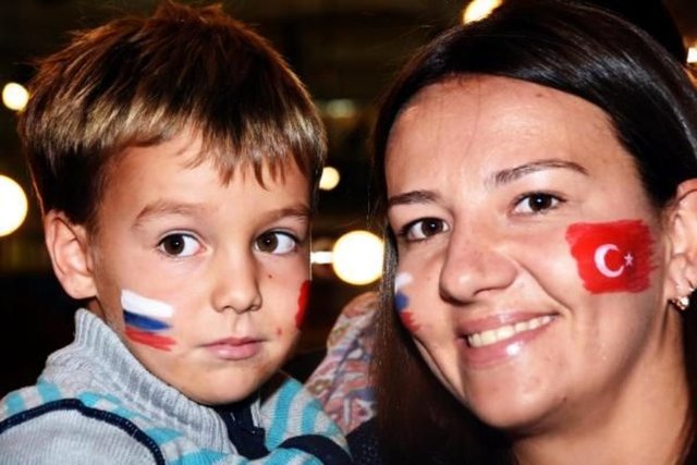 - Tüm Rus ve Ukraynalı vatandaşlarımıza Bodrum'a Türkiye'ye gelmeleri için çağrıda bulunuyorum. Türkiye'de hiçbir güçlük ve zorluk yaşamazsınız. Gelin tatilinize devam edin. Bizler burada kardeş gibi yaşıyoruz" diye konuştu.