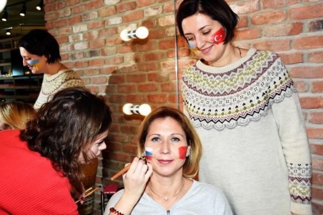 - Son günlerde Rusya ve Türkiye arasındaki gerginlik nedeniyle düzenlenen etkinliğe; Ukraynalı ve Belaruslu gelinler de destek verdi. Çocukları ile birlikte yüzlerine Türk bayrakları ile kendi ülkelerinin bayraklarını çizen 30 kadın, barış istedi. Ayrıca Rus, Türkiye ve Ukrayna bayrakları da açan yabancı gelinler dostluk mesajları verdi.  -   -   -  