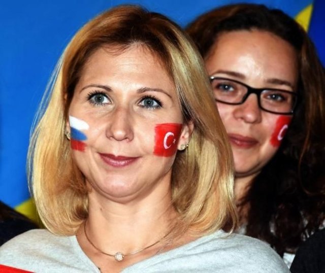 - ATATÜRK VE RUS ATASÖZÜ İLE MESAJ -    - Eşiyle bankacılık yaparken tanıştığını söyleyen evli ve bir çocuk annesi 30 yaşındaki Rus Alla Uyan, "Türkiye'ye geleli 6 yıl oldu. Bodrum'da eşimle birlikte butik otel işletiyoruz. -