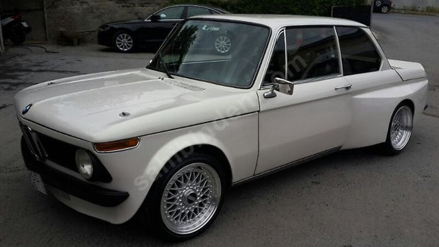 1975 model BMW 2002'nin modifiyeli 