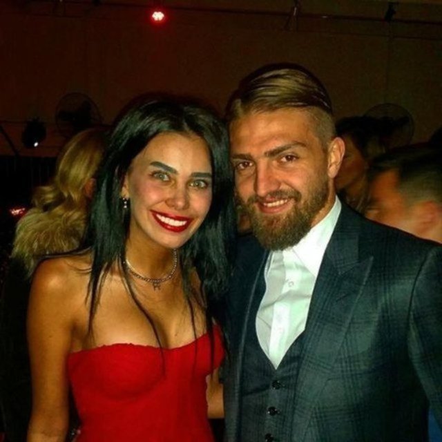 Fenerbahçeli futbolcu Caner Erkin'in eşi Asena Erkin'in Instagram paylaşımı kafaları karıştırdı.