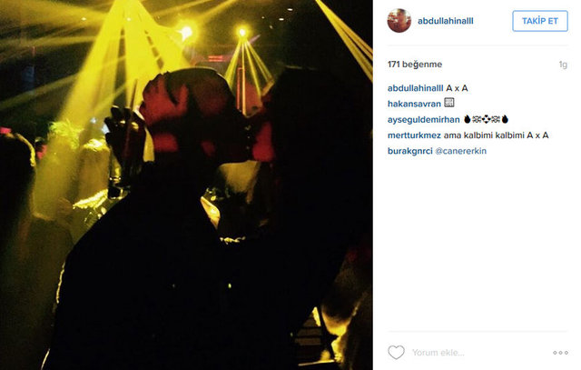 Abdullah İnal'ın "AxA" notuyla Instagram hesabından paylaştığı bu fotoğraf kafalarda soru işareti bıraktı. İnal'ın bir takipçisinin fotoğraf altına Caner Erkin'i etiketlediği gözlerden kaçmadı. Bazı kullanıcılar İnal'ın bu paylaşımındaki kişinin Asena Erkin olduğuna dair yorumlarda bulunmuştu. Ancak fotoğraftaki o kişinin, Erkin ve İnal ikilisinin Ayşegül adında ortak bir arkadaşlarının olduğu ortaya çıktı.
