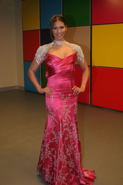 Ancak 25 yaşındaki güzel, bir süre önce yaşadığı rahatsızlıklar nedeniyle hastaneye  başvurunca acı gerçeği öğrendi; meme kanserine yakalanmıştı.