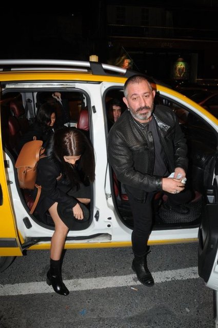 Flaşlar patlayınca yüzü asılan Yılmaz, yanındaki güzellerle taksiye  binip Kuruçeşme'ye geçti.