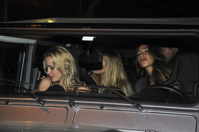 Çıkışta gazetecileri karşısında görünce şaşıran Yılmaz, fotoğraflarını  çeken muhabirlere, "Sokakta her gördüğünüzü bana mı ihale edeceksiniz?"  diye sitem etti.