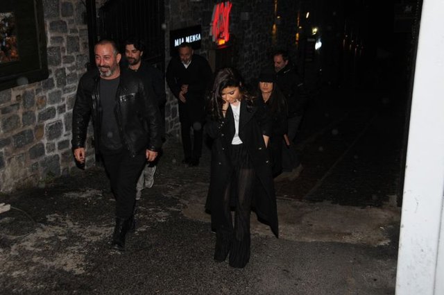 Burada da gazetecileri karşısında görünce  gerilen komedyen, "Bu gece  sadece eğleneceğim. Soru sormayın" deyip iki  güzelle birlikte bir  mekâna geçti.