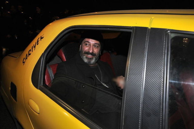 Usta komedyen mekândan görevlilerce çağrılan bir taksiyle ayrılırken   Yıldırım, kızları lüks aracına bindirip Yılmaz'ın evinin yolunu tuttu.