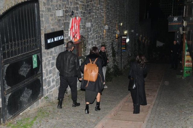 Geçen hafta sarışın bir güzelle objektiflere takılan ünlü komedyen  cuma günü de Asmalımescit'te iki güzelle ortaya çıktı. Bir mekânda iki esmer  kadınla eğlenen Yılmaz, çıkışta yine muhabirlere yakalandı.