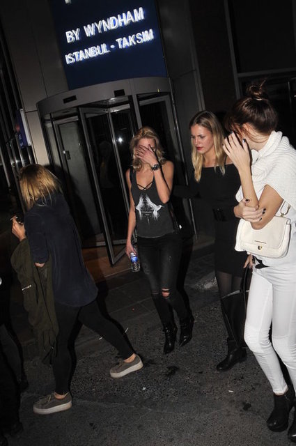 Nuri  ALTUNTAŞ / HABERTÜRK MAGAZİN - Son haftalarda yaptığı çapkınlıklarla adından söz ettiren Cem Yılmaz,  önceki gün Rus oldukları öğrenilen beş güzelle görüntülendi.