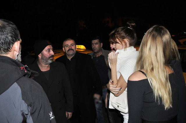  Cem Yılmaz, birlikte eğlendiği Rus güzellerle aynı kareye girmemek   için adımlarını hızlandırsa da görüntülenmekten kurtulamadı.