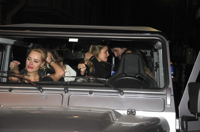 Yılmaz ve filmi 'Ali Baba 7 Cüceler'in yapımcısı Muzaffer Yıldırım,  model oldukları tahmin edilen kadınlarla Harbiye'deki 'Klein' adlı  mekânda art arda şampanya patlatıp sabaha kadar eğlendi.