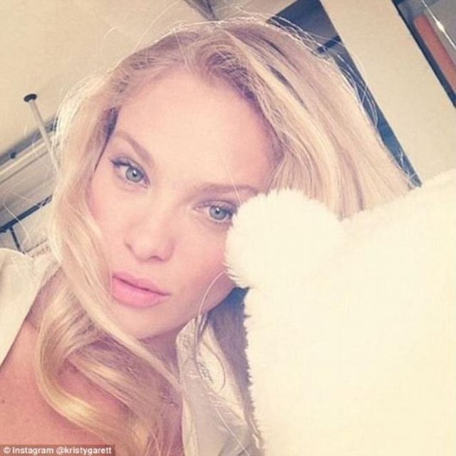 Kısa bir süre önce sayfalarında çıplak modellere yer vermeme kararı alan Playboy dergisi için objektif karşısına geçecek son güzel Kristy Garett oldu.