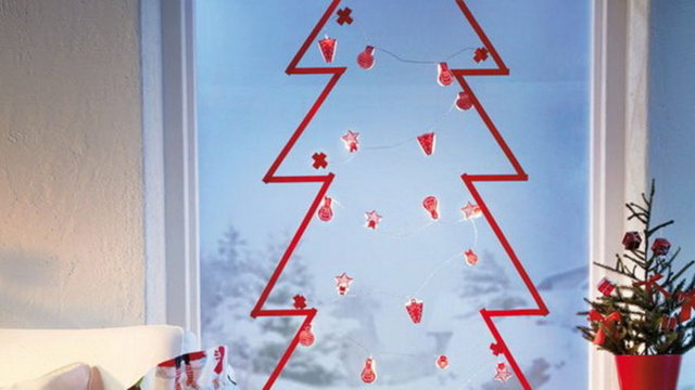 El işi kağıtlarını pencerenizde çam ağacı şeklinde yapıştırın.